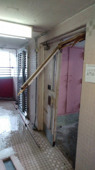 富亨邨防火門被吹爛，走廊滿目瘡痍Patrick Chu圖片。