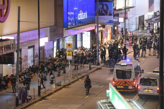 民陣「元旦大遊行」期間，警方截査多人。 資料圖片