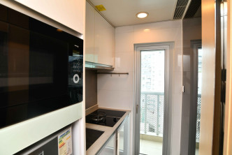  廚房裝有上、下層廚櫃，提供收納空間。