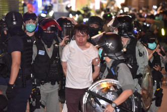消息指警方拘捕约200人，当中包括立法会议员邝俊宇。