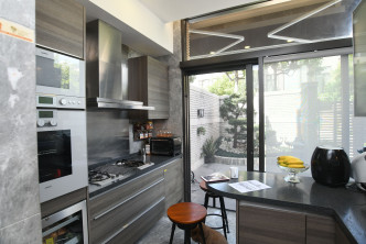 厨房设有落地玻璃门外连花园，引入充沛阳光。