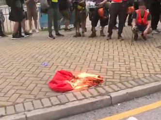 事發時東涌泳池的國旗被人拆下焚燒。資料圖片