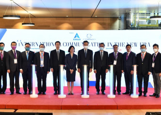 梁振英在「香港再出发」大联盟的论坛上作主题演讲。