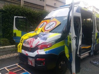 荃湾示威者破坏警车