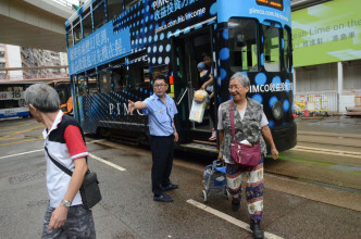 車長安排車上乘客離開。