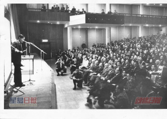 贝尔物理学奖得主杨振宁，1964年于大会堂音乐厅作学术性演讲。资料图片