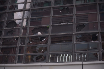 示威者毁壞警署多扇玻璃窗