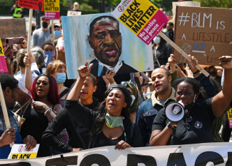 薩莎(中)活躍於過去的「黑人的命也是命」抗議活動。AP資料圖片