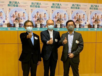 陈帆（中）与香港机场管理局主席苏泽光（左）及行政总裁林天福（右），为接种疫苗的机场员工及机组人员打气。网志图片
