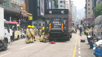 消防到场后将女伤者从车底救出。 香港突发事故报料区FB  / Joven Wan 图片