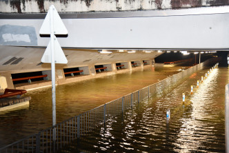 城門河單車徑被水淹浸。