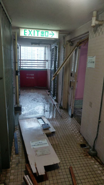 富亨邨防火门被吹烂，走廊满目疮痍Patrick Chu图片。