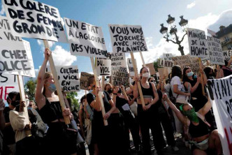 女權分子高舉橫額和標語示威。AP　