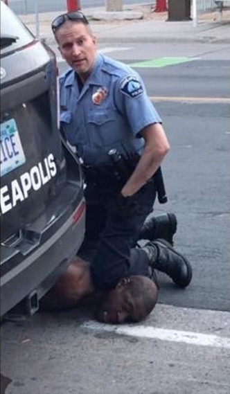 一名白人警員早前拘捕黑人男子弗洛伊德時涉嫌用膝蓋將他壓死。 網圖