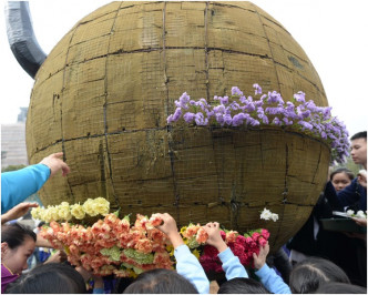 过千学童在170名绿化义工的指导下将各种花卉镶嵌到花坛中。
