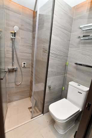 浴室設計簡約高雅，衛浴設備齊全。