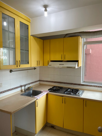 廚房設有黃色廚櫃，十分吸睛。