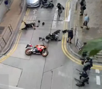 唐英杰涉嫌驾驶插有「光复香港」旗帜的电单车撞向警员。网图