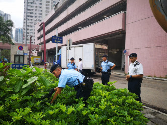 多名機動部隊人員則在縱火現場附近一帶搜索。梁國峰攝