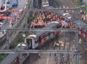去年9月紅磡站列車出軌事故。資料圖片