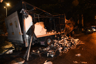 貨車車斗內一批貨物焚毀。