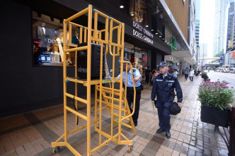 广东道两边每隔5至10米便有数名机动部队警员停留驻守。