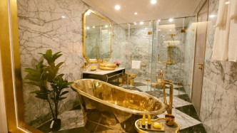 客房内浴缸、马桶均是由镀金打造。网图