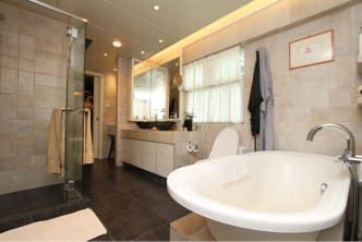 浴室具大宅氣派，設有浴缸和雙洗臉盆。