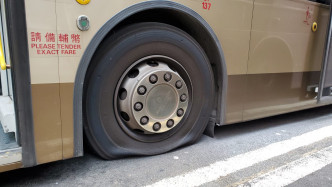 彌敦道有巴士被破壞放胎氣。