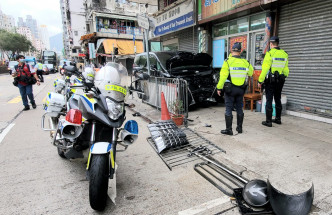 七人車失控剷上行人路。