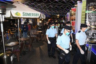 警員巡查酒吧夜店。