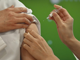 梁志祥倡派钱鼓励市民接种疫苗。资料图片