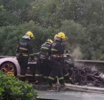 消防員趕到後，只見超跑嚴重焚毀，燒剩車頭。（網圖）