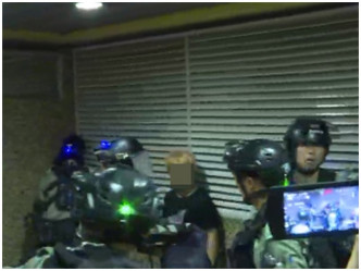 警察在黃大仙港鐵站內作出拘捕。Now新聞截圖