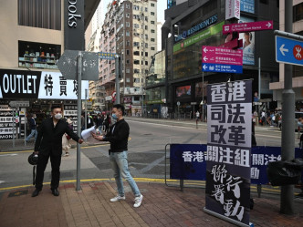 「香港司法改革關注組」在街頭發起推動「司法改革」聯署行動。