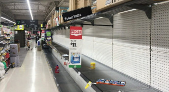 超市的廁紙被搶購一空。網上圖片
