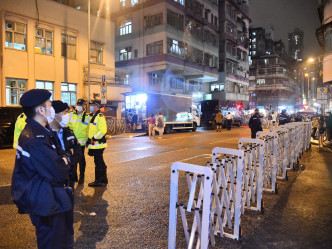 政府晚上围封东庐大厦，要求居民接受强制检测。