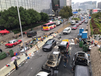 尖東海傍多車被燒毀。