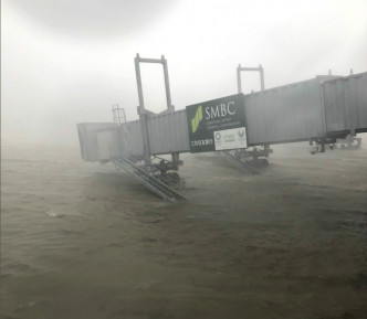關西機場被水淹浸。網上圖片