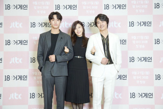 左起：李到晛、金荷娜、尹相鉉主演的《回到18歲》正於「黃Viu」熱播。