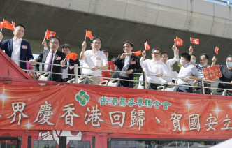 香港岛各界联合会于中联办门外挥旗，支持立法。