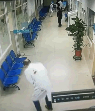 两名医生被砍伤。网图
