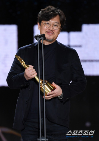 《南山的部长们》获最佳电影，由导演禹敏浩（音译）领奖。（来源：스포츠조선）