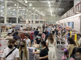 新北市多间超市昨午起涌现人潮。网图