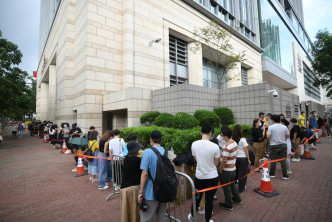 法院门外有逾百名公众人士轮候入庭。