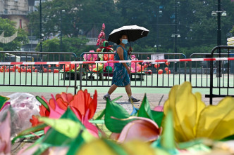 有市民以雨傘遮擋陽光。