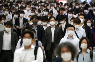 疫情持续，日本人佩戴口罩。AP