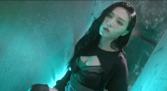 Kerryta喺处女作《心野》MV入面性感现身。