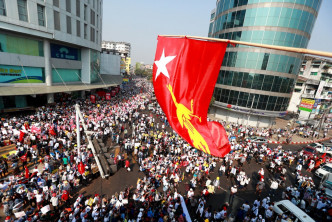 最大城市仰光示威者今日繼續上街反對軍方奪權。AP圖片
