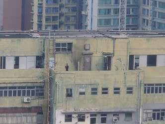警方在天台引爆懷疑爆炸品後，天台牆壁被熏黑。